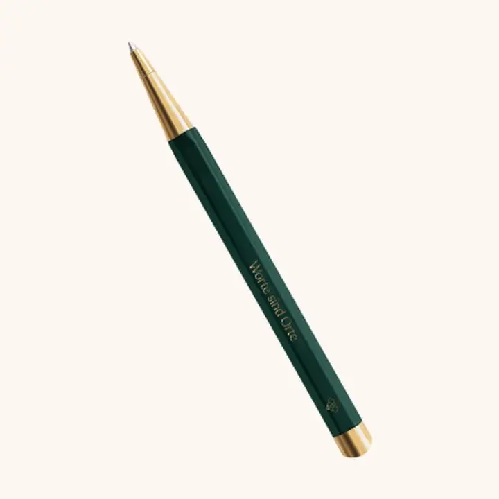 Der grüne Kugelschreiber mit goldener Spitze und der Gravur „Worte sind Orte“