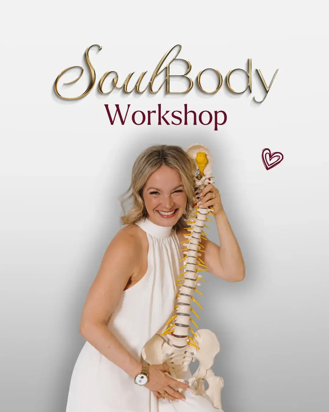 SoulBody Workshop — Korinna Söhnholz mit einem Wirbelsäulen-Modell