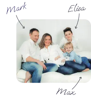 Familie auf der Couch mit Notizen