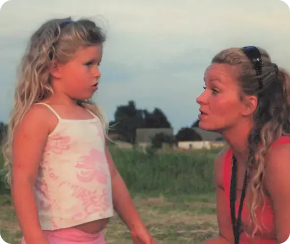 Zwei Mädchen im Gespräch