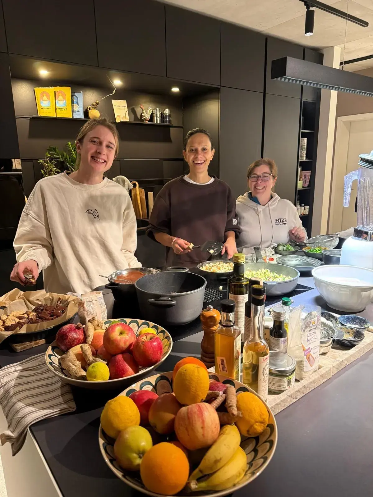 Drei aus dem Team kochen zusammen in der Küche