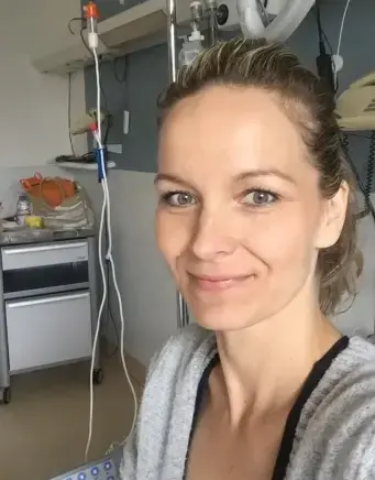 Korinna im Krankenhausbett