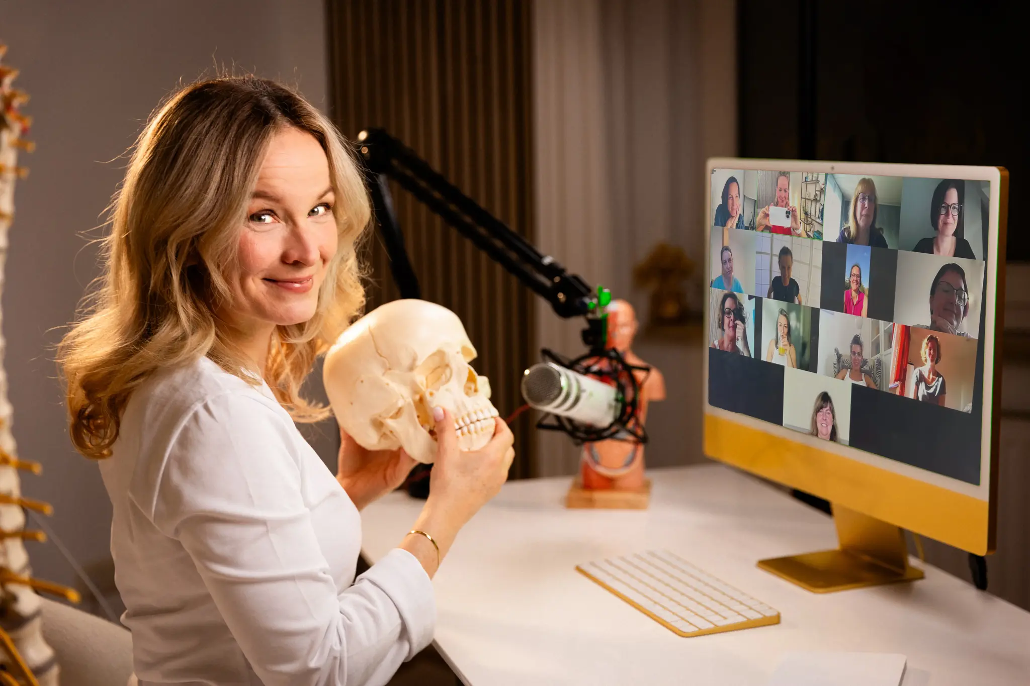 Korinna erklärt im Videocall am Modell, im Hintergrund die Teilnehmerinnen