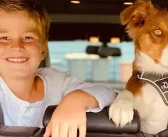 Max mit dem Hund der Familie